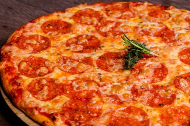 Sıcak Pepperoni pizza peyniri ve domates ile