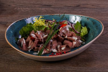 Biftek salata sosu ve soğan ile