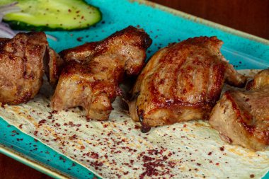 Domuz eti lezzetli Şaşlık beyaz ekmek ile