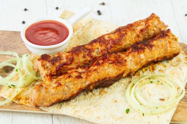 Izgara kıyılmış tavuk sosu ve soğan kebabı