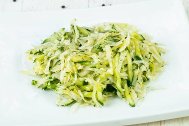 Salatalık ile Çiğ lahana salatası