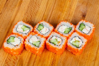 Yengeç ve tobiko ile rulo