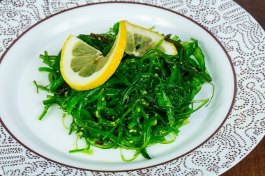 Limon susam ile hizmet Chuka salata