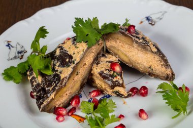 Otlar ve pomegranet ile doldurulmuş patlıcan