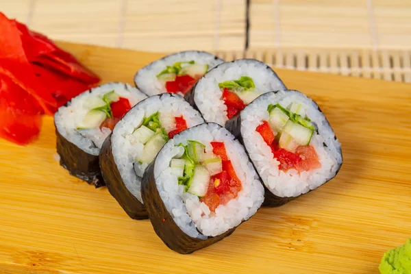 Wasabi ve zencefil ile lezzetli sebze rulo