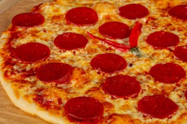 Lezzetli peperoni pizza biber ile