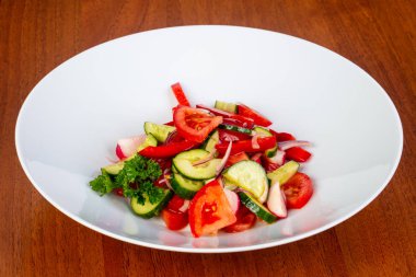 Lezzetli taze salata domates, salatalık ve biber ile