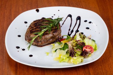 Lezzetli kızarmış sığır eti hissesi salata ile