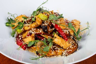 Tavuk lezzetli haşlanmış sebze