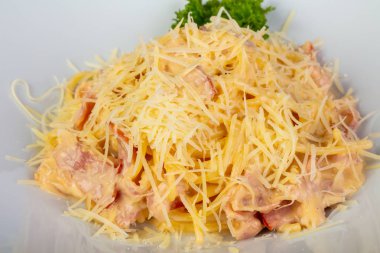 Jambon ve peynir ile lezzetli carbonara makarna
