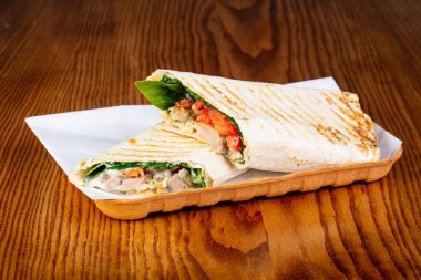 Shawarma domuz eti ve domates ile