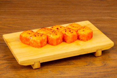 Lezzetli kızarmış California suşi rulo