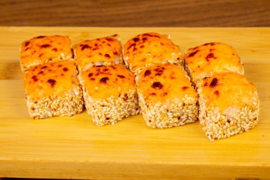 Lezzetli kızarmış peynir suşi orkinos ile rulo