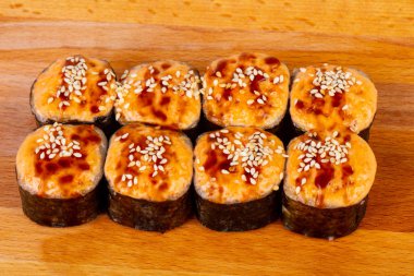 Susam ve balık pişmiş rulo