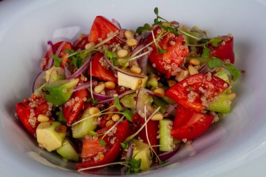 Kinoa, avokado ve sebze salatası