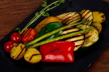 Izgara sebze kuşkonmaz ile sıcak