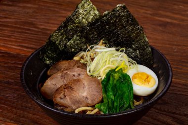 Sığır eti ve yumurta çorba ramen