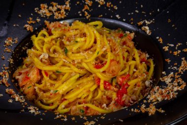 Doğal yengeç etli spagetti