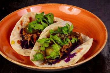 Taco et ve kişniş yaprakları ile