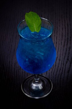 Tatlı blue curacao nane ile kokteyl