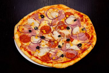 Lezzetli et pasta pizza salam, jambon ve soğan ile