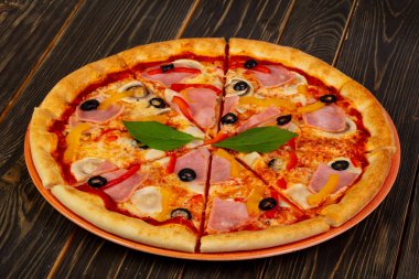 pastırma ve mantarlı pizza