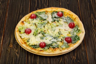 Pizza Sezar tavuk ve domates ile