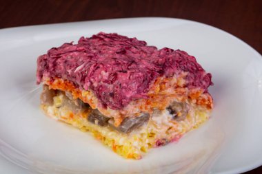 Rus salatası ringa balığı, patates ve kırmızı pancar 