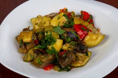 Tabak pişmiş sebze salatası