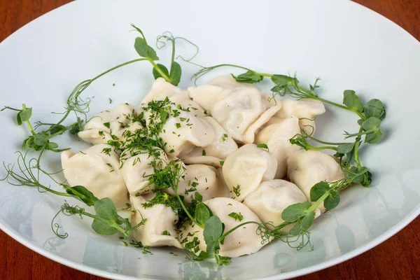 Otlar ile lezzetli haşlanmış Mantı