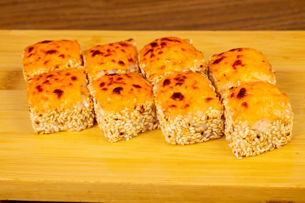 Lezzetli kızarmış peynir suşi orkinos ile rulo