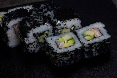 Karides ile Japon geleneksel rulo