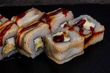 Yılan balığı ile Japon geleneksel rulo