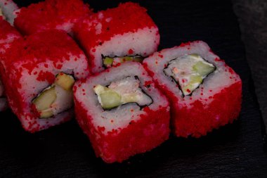 Karides ile Japon geleneksel rulo