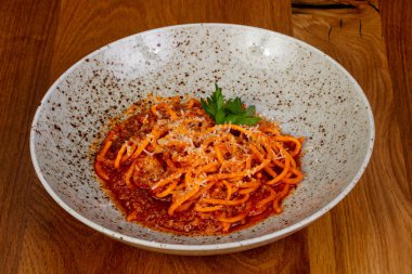 Makarna spagetti bolognese sos ile