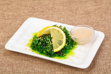 Susam ve sos chukka salatası