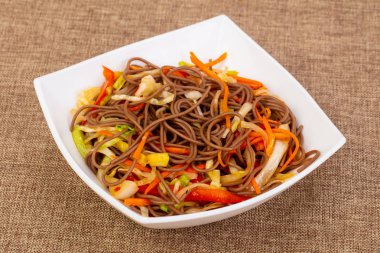 Soba noodle vegeetables ve baharat ile