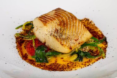 Baharat ile kavrulmuş balık halibut