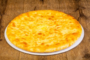 Ahşap arka plan üzerinde geleneksel Osetya pasta