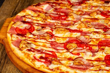 Sosis ve peynir pizza