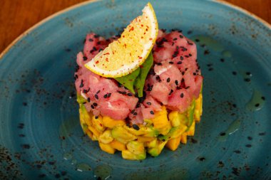 Ton balıklı tartar avokado ve limon ile