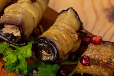 Peynir ile doldurulmuş patlıcan rulo