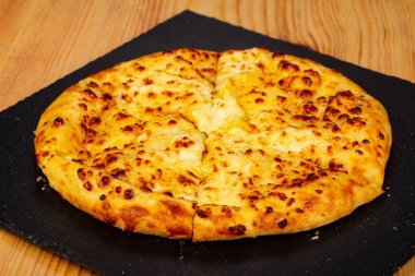 Kafkas mutfağı - Khachapuri peynir ile