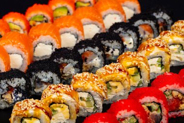 Japonca set balık ve pirinç ile rulo