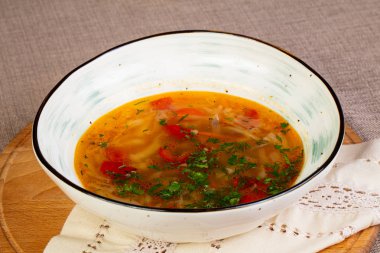 Sığır eti ile sıcak lahana çorbası