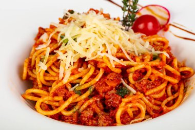 Kıyılmış et ile Bolognese makarna