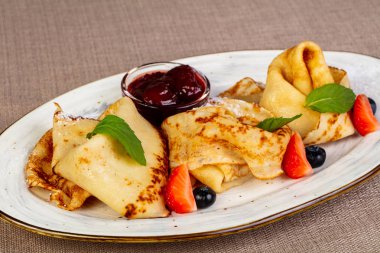 Krep reçel ve çilek ile