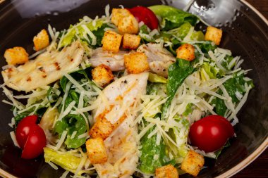 Sezar salatası tavuk ve peynir