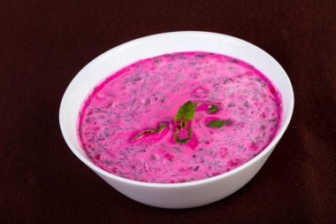 Pancar ve kefir ile Okroshka çorbası