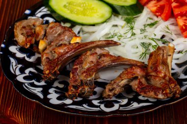 Soğan ile kuzu loin pirzola